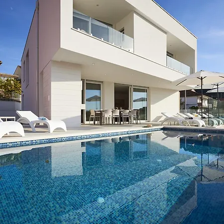 Villa Trogir 别墅 *