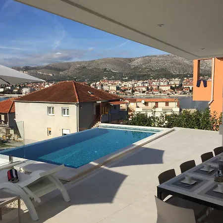 Villa Trogir 特罗吉尔